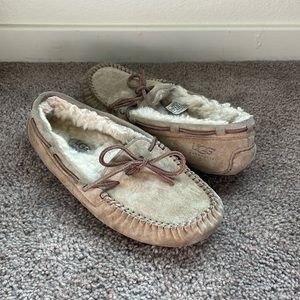 UGG Australia women’s Dakota chestnut moccasin size 8